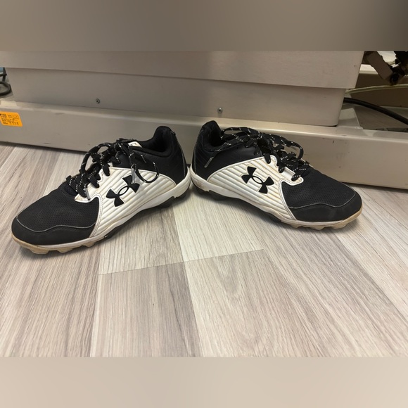 Under Armour Black and White Sports Shoes size 4 - Picture 1 of 5